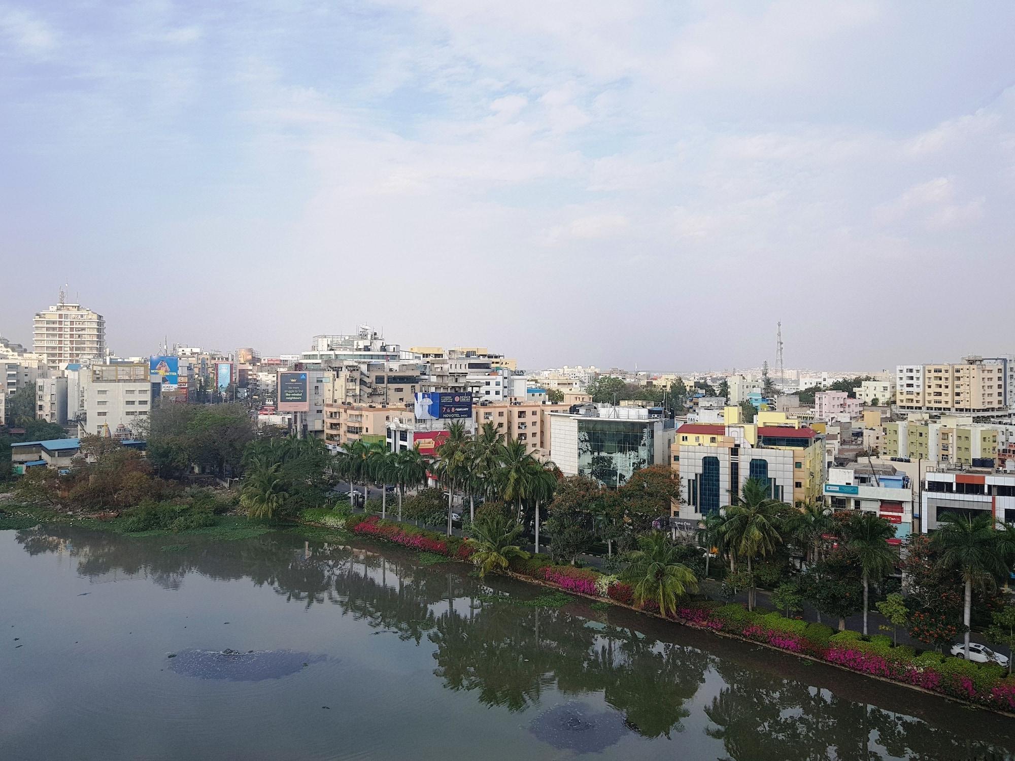 ホテル タジ バンジャーラ ハイデラバード エクステリア 写真 View of the city from the lake