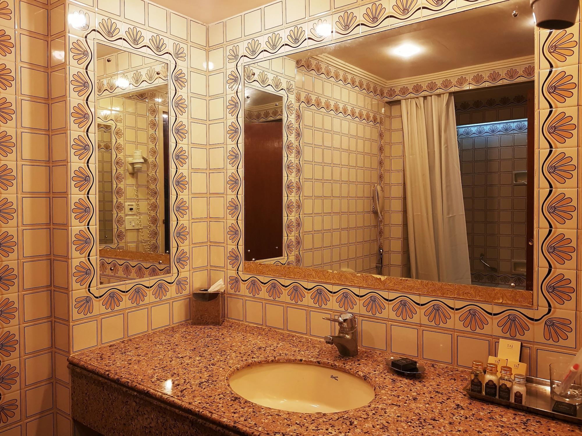 ホテル タジ バンジャーラ ハイデラバード エクステリア 写真 Bathroom mirrors