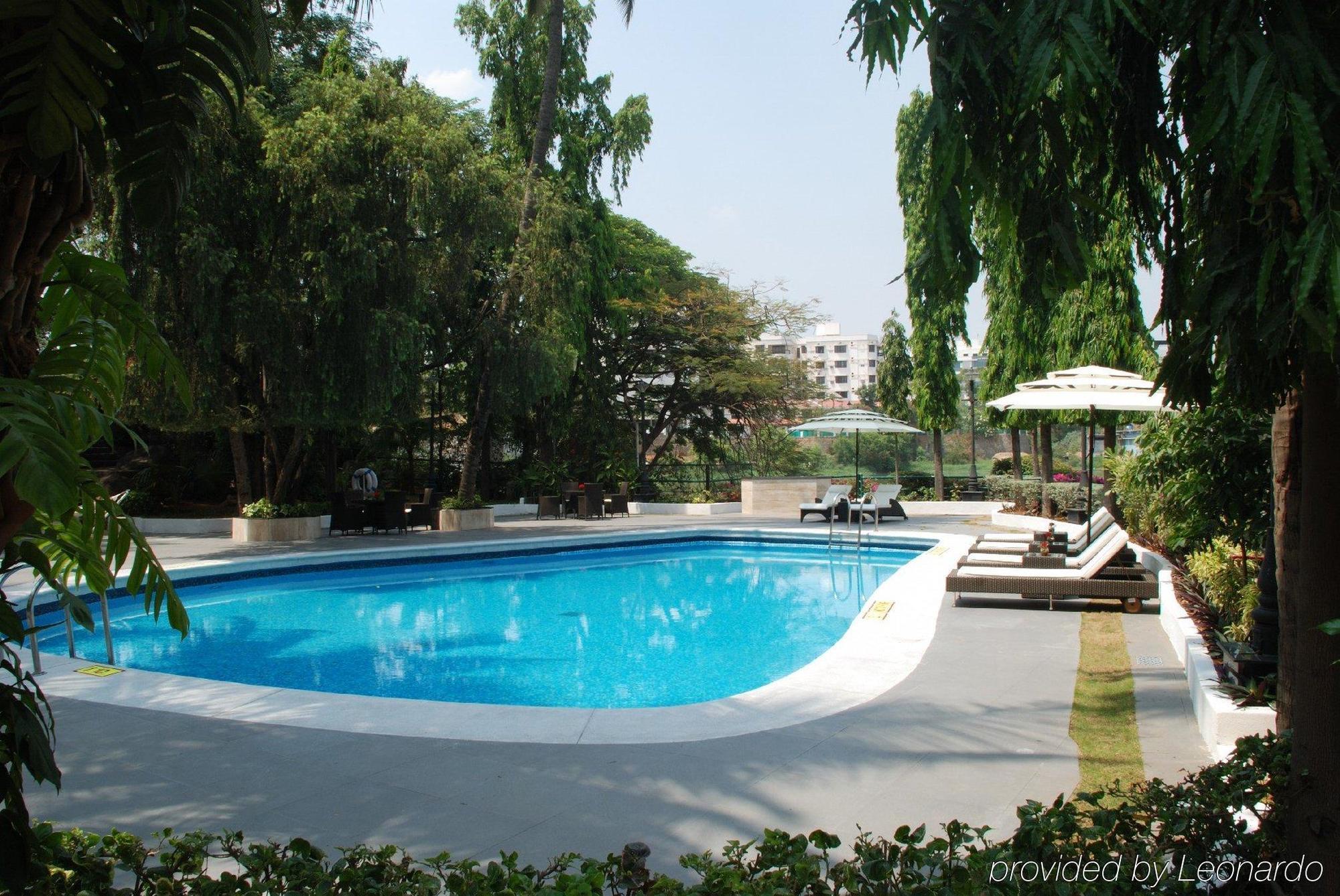 ホテル タジ バンジャーラ ハイデラバード 設備 写真 Swimming pool at the hotel
