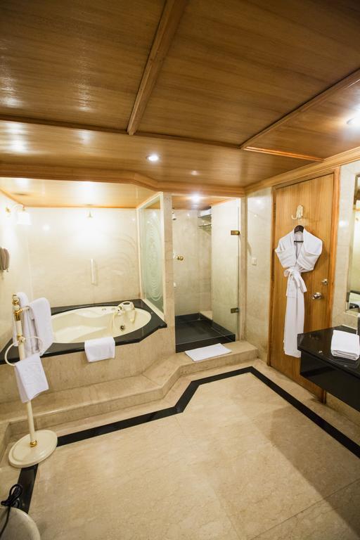 ホテル タジ バンジャーラ ハイデラバード エクステリア 写真 A bathroom with a shower and a bathtub