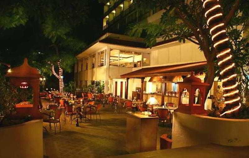 ホテル タジ バンジャーラ ハイデラバード エクステリア 写真 The outdoor patio at the restaurant