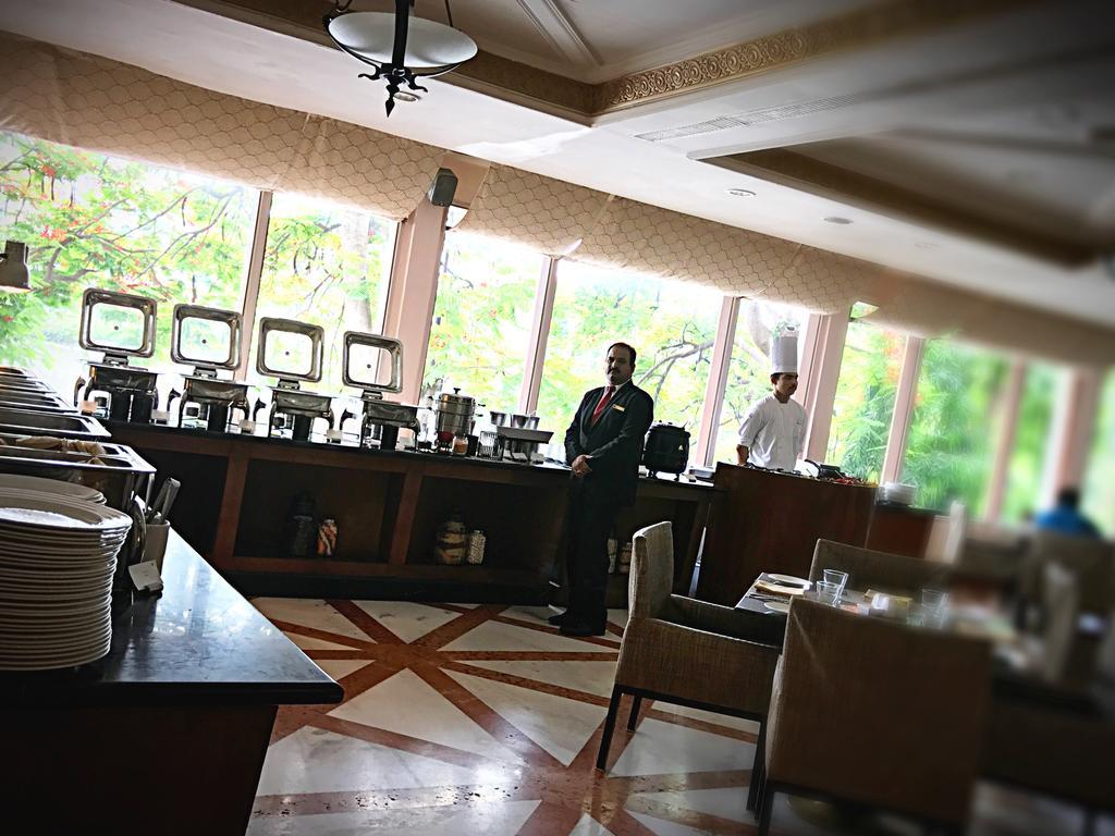ホテル タジ バンジャーラ ハイデラバード エクステリア 写真 The restaurant at the hotel