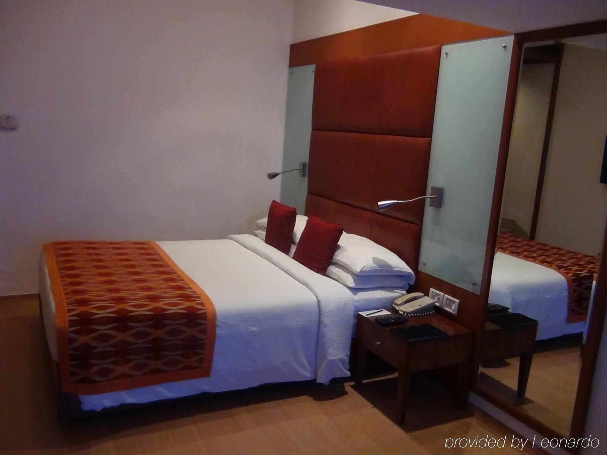 ホテル タジ バンジャーラ ハイデラバード エクステリア 写真 A room at the hotel