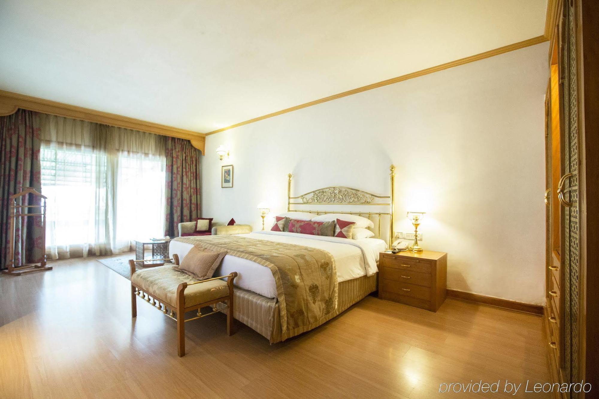 ホテル タジ バンジャーラ ハイデラバード エクステリア 写真 A room at the hotel