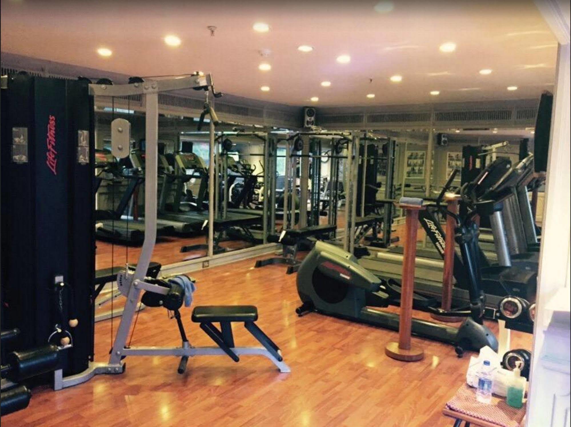 ホテル タジ バンジャーラ ハイデラバード エクステリア 写真 The gym at the hotel